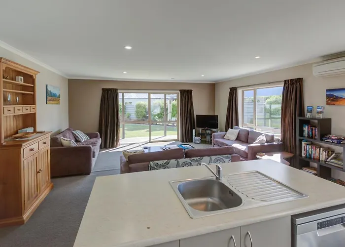 Manapouri Places to Stay