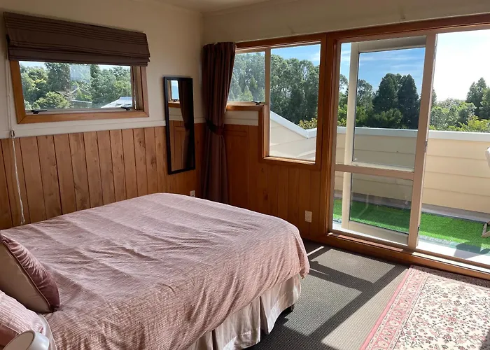 Oakura Places to Stay