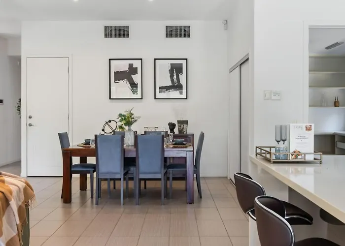 Mount Ommaney Places to Stay