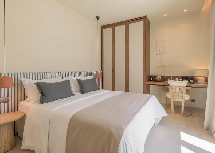 Adamantas (Milos) Places to Stay