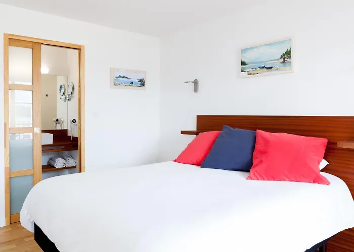 Locquirec Places to Stay